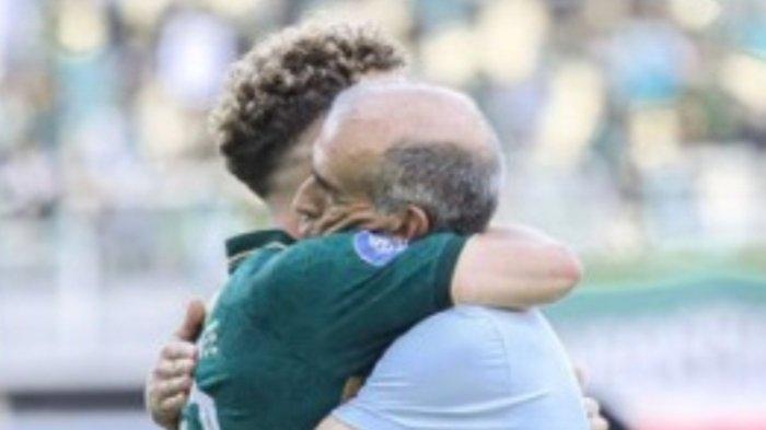 Ze Valente dan Fernando Valente berpelukan seusai laga Persebaya Surabaya vs Arema FC di Stadion Gelora Bung Tomo (GBT), Sabtu (23/9/2023).