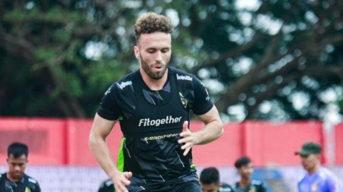 Ze Valente dipinjamkan Persebaya Surabaya ke Persik Kediri dalam bursa transfer paruh musim Liga 1 2023.