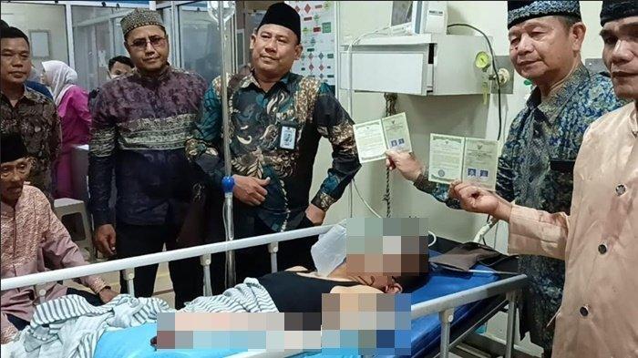 SAH MENIKAH DI RS - Penghulu dari Kantor Urusan Agama (KUA) Seberang Ulu I melangsungkan akad nikah Ahmad Handa dan istrinya di Rumah saki BARI Palembang, Minggu (11/5/2025). Ahmad adalah calon pengantin pria yang dibacok saat hendak melangsungkan pernikahan di Jalan Panca Usaha. (Sumber : Istimewa)