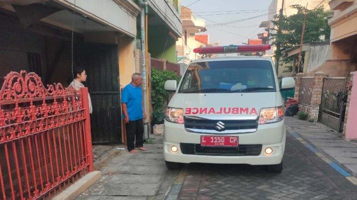 Salah satu aksi petugas Ambulans membantu evakuasi warga di perkampungan Surabaya dalam merespon panggilan darurat 112 tepat di hari pelucuran Program 1 Kelurahan 1 Ambulans Pemkot Surabaya, Senin (22/7/2024)