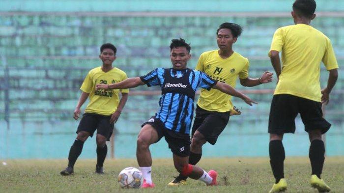 Pemain Arema FC Arkhan Fikri berebut bola dengan pesepakbola tim Porprov (Pekan Olahraga Provinsi ) Kabupaten Sidoarjo di Stadion Gajayana, Kota Malang, Jawa Timur, Sabtu (3/6/2023).