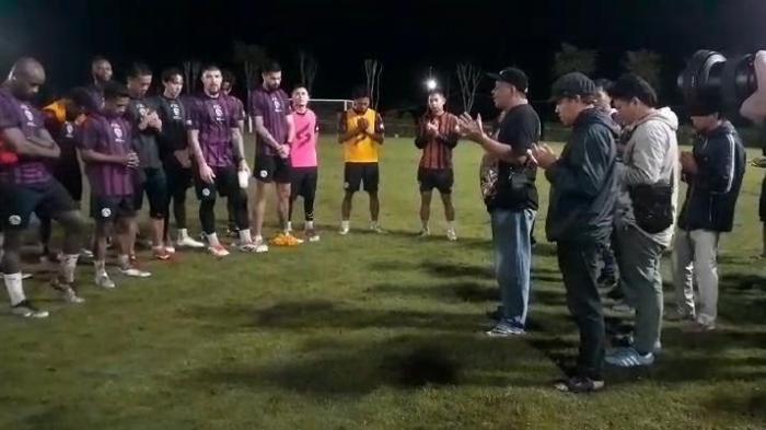 Puluhan Aremania datang saat Arema FC latihan di Lapangan ARG Soccer Field, Lawang, Kabupaten Malang, Sabtu kemarin (23/3/2024). Aremania datang untuk memberi dukungan sebelum Arema FC tanding lawan Persebaya Surabaya, Rabu (27/3/2024).