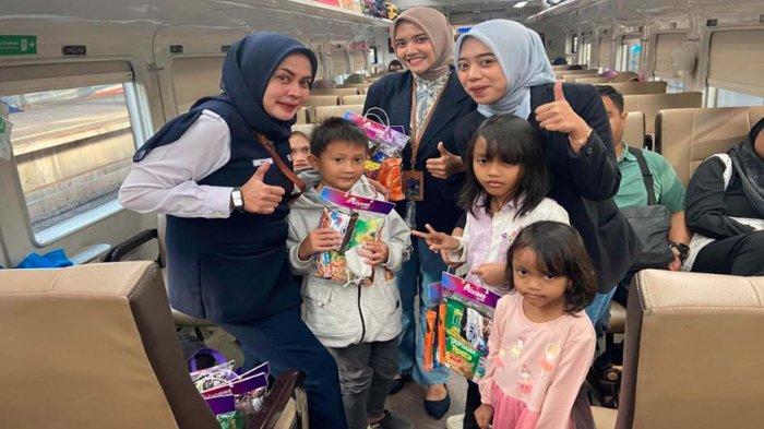 
PT Kereta Api Indonesia (KAI) Daerah Operasi 8 Surabaya membagikan buah tangan kepada penumpang anak-anak sebagai bagian dari  program menyambut kembali hari masuk sekolah. 