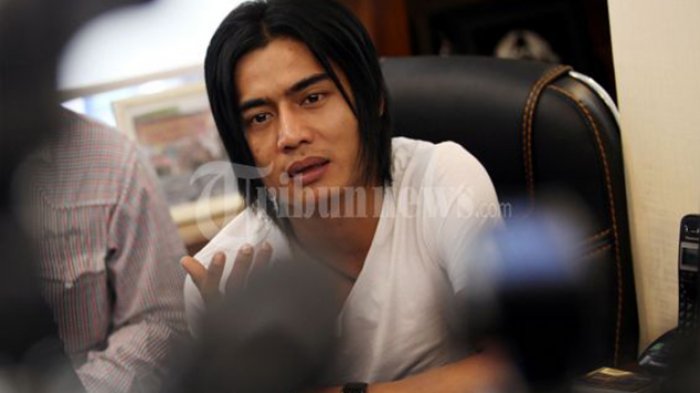 Muhammad Charly van Houten atau lebih dikenal dengan sebutan Charly saat konpres penggalangan dana untuk KPK di kantor pengacara Ahmad Rifai di Mayapada Tower Jakarta Pusat, Rabu (27/06/2012)