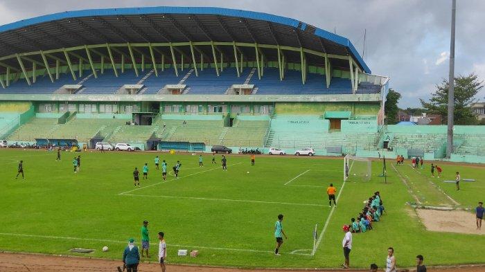Suasana dalam pertandingan uji coba antara Arema FC Vs Persikoba Batu di Stadion Gajayana Malang pada Sabtu (13/1/2024).