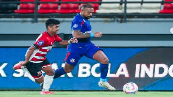 KALAH - Striker Arema FC Dalberto menggiring bola dibayangi pemain Madura United dalam pertandingan di pekan 27 Liga 1 2024/2025 di stadion Kapten I Wayan Dipta Gianyar bali, Kamis (24/4/2025) malam. Hasil skor akhir Arema FC Vs Madura United adalah 0-1