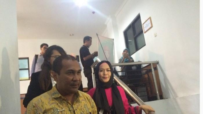 Dea Mirella (baju warna pink) usai persidangan di Pengadilan Agama Bekasi, Senin (14/11/2016).