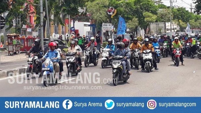 Para buruh Gresik banjiri jalan dan halaman kantor Pemkab Gresik untuk menuntut UMK tertinggi ke Bupati, Selasa (13/11/2018).