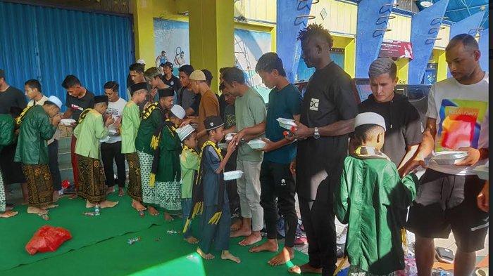 Para pemain asing Arema FC yang mengikuti doa bersama di halaman Stadion Kanjuruhan, Kamis (29/6/2023).