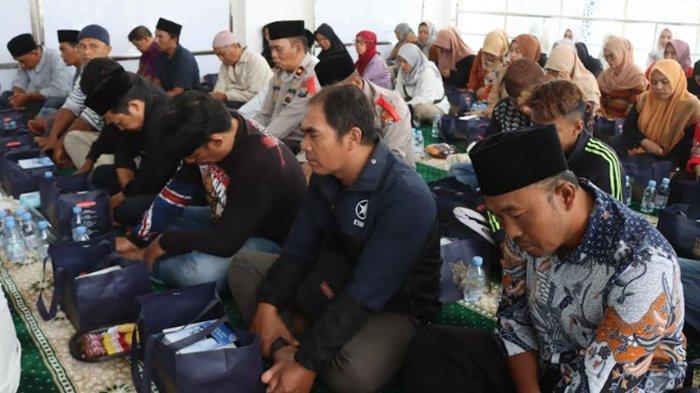 Kegiatan doa bersama dan memasang bendera setengah tiang untuk peringati 2 tahun Tragedi Kanjuruhan, Selasa (1/10/2024)