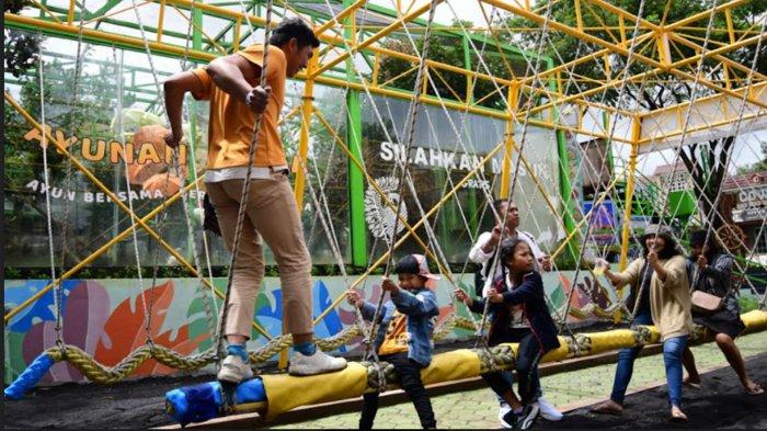 Wisatawan menikmati wahana saat libur tahun baru di Eco Green Park (Jawa Timur Park Group), Kota Wisata Batu, Jawa Timur Sabtu (31/12/2022). Saat libur natal dan tahun baru jumlah wisatawan di  Eco Green Park mengalami peningkatan 50 persen di banding hari libur biasa.