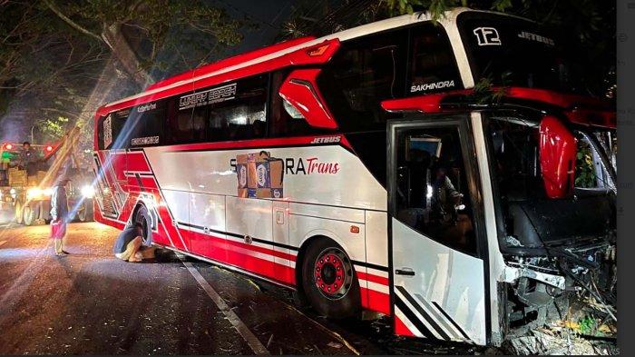 Proses evakuasi bus pariwisata yang terlibat kecelakaan beruntun maut di kota Batu, Rabu (8/1/2024) malam.