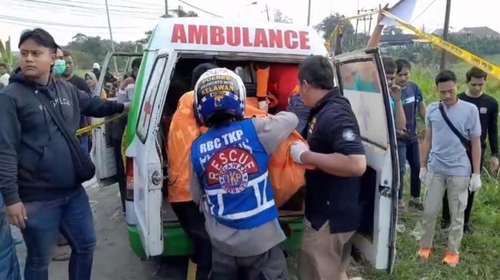 EVAKUASI - Proses evakuasi jasad dalam kardus di jalan raya Kedamean, Kecamatan Kedamean, Kabupaten Gresik, Minggu (27/7/2025).