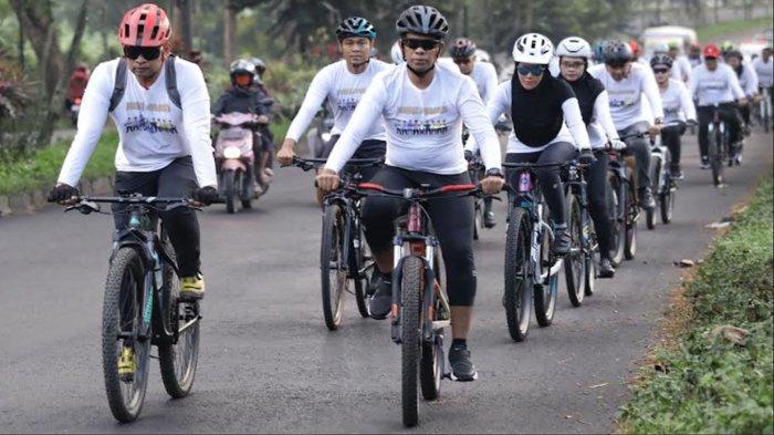 Anggota Polres Malang dan Jurnalis Pos Malang (JPM) saat gowes bareng, Sabtu (29/6/2024).  