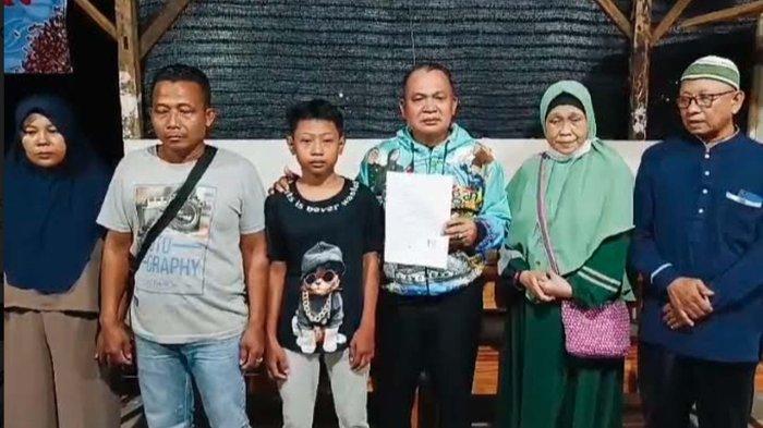 Guru E didampingi suami disaksikan Kadindik dan tokoh masyarakat bertandang ke rumah korban, Selasa malam (24/9/2024). Kasus penganiayaan yang menimpa SMPN 1 Kembangbahu yang viral diselesaikan secara kekeluargaan