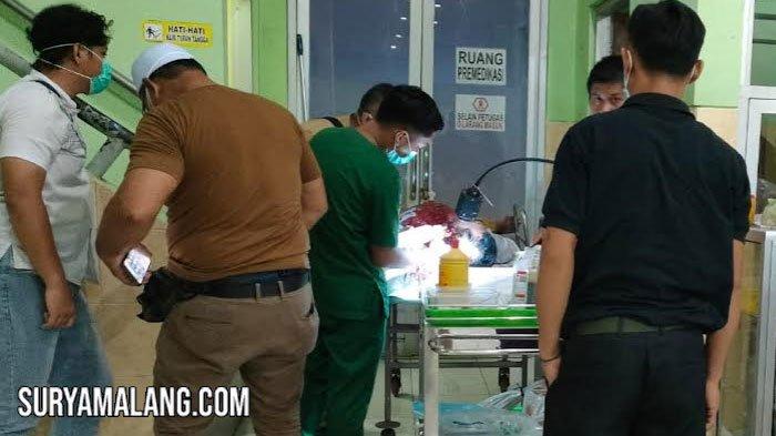 Guru ngaji berinisial SN (50) tengah mendapat penanganan medis di RSUD Waluyo Jati, Kraksaan, Kabupaten Probolinggo. Kepalanya robek usai dihajar warga yang marah mendengar dia dilaporkan mencabuli muridnya hingga hamil, Jumat (16/2/2024). 