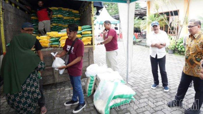 Operasi pasar murah yang digelar Pemerintah Kota Batu di Balai Desa Punten Kecamatan Bumiaji, Rabu (28/2/2024).