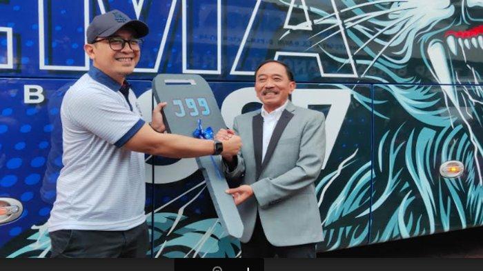 Prosesi hibah bus Arema FC yang dilakukan langsung oleh Komisaris J99 Corp, Sidiq Wijanarko (kiri) kepada General Manajer Arema FC, Yusrinal Fitriandi di kantor Arema FC pada Selasa (4/7/2023).