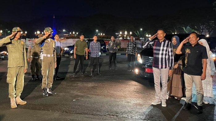 HORMAT PENYAMBUTAN - Wali Kota Malang, Wahyu Hidayat (dua dari kanan) Wakil Wali Kota Malang, Ali Muthohirin (kanan) mendapat penghormatan dari Satpol PP Kota Malang di Balai Kota Malang, Jumat (28/2/2025). Wali Kota dan Wakil Wali Kota Malang mendapat sambutan dari jajaran Pemerintah Kota Malang usai menjalani Retret di Magelang.