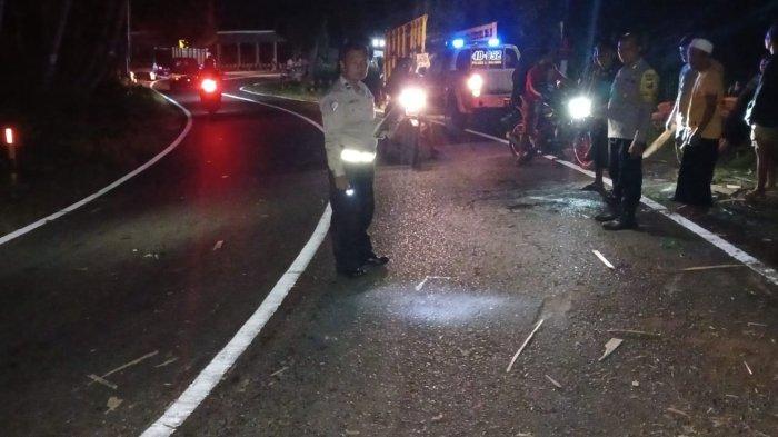 Kejadian nahas menimpa pengendara motor berboncengan tiga di Jalan Umum Desa Gedangmas, Kecamatan Randuagung, Kabupaten Lumajang, Selasa (26/12/2023) petang. 2 gadis belia tewas menjadi korban dalam kecelakaan maut ini.