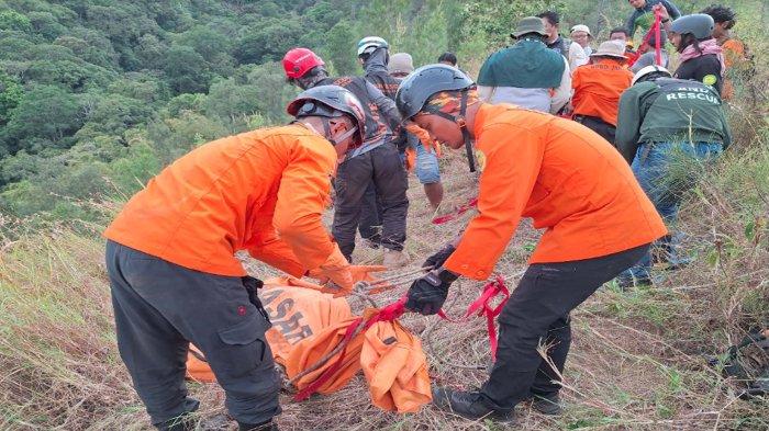 Tim SAR gabungan mengevakuasi jasad Muhammad Agus (24) warga Jalan Pedongkelan Belakang, Kelurahan Kapuk, Kecamatan Cengkareng, Jakarta Barat, yang hilang di Gunung Wilis, Selasa (15/10/2024)