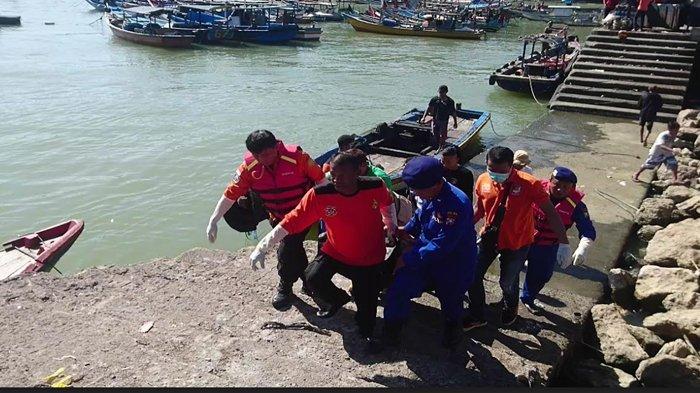 Jenazah yang dutemukan di laut Selatan, diduga salah satu korban peristiwa mahasiswa asing yang terseret ombak di Malang dievakuasi di dermaga Pantai Popoh Tulungagung, Selasa (11/7/2023).