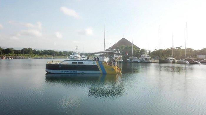 Wisata kapal listrik yang ada di Kabupaten Banyuwangi. Dengan membayar Rp 79 ribu, wisatawan dapat berwisata keliling perairan Selat Bali selama sejam. 

