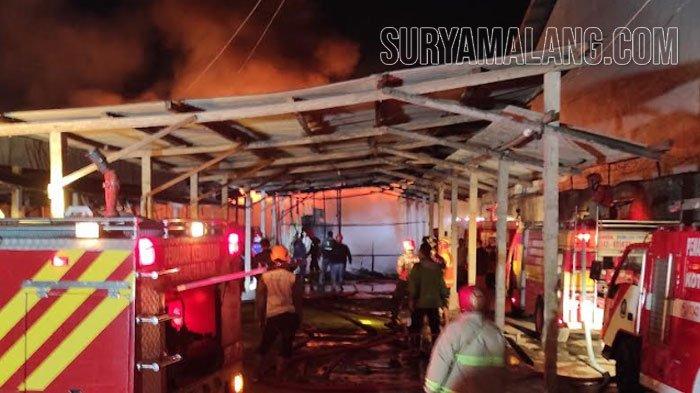 Sedikitnya 7 mobil pemadam kebakaran belum sanggup memadamkan api di gudang egg tray di Kelurahan Karangsari, Kecamatan Sukorejo, Kota Blitar, Jumat (11/8/2023) malam.