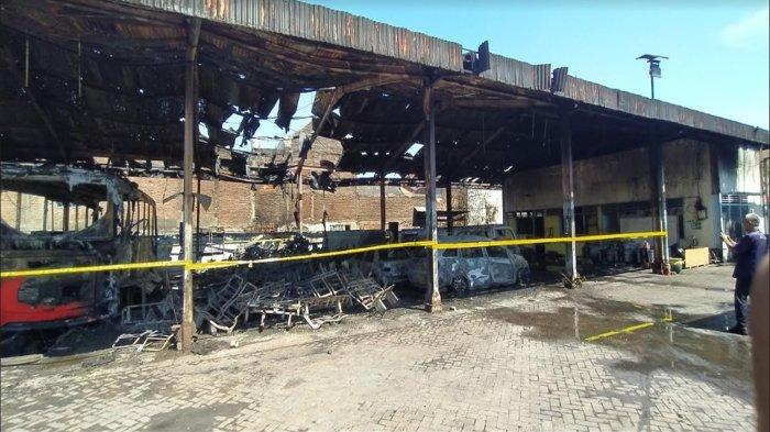 Kondisi Area Bengkel Garasi Bus Damri di Jalan Raya Jagir Wonokromo, Surabaya, yang terbakar diberi garis polisi, pada Sabtu (22/6/2024) siang.