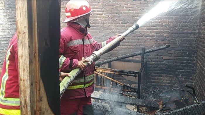 Rumah warga Kertosari Banyuwangi dilalap api, diduga pemilik rumah lupa matikan kompor