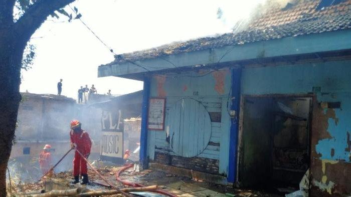 Bangunan Kosong di Terminal Landungsari Kota Malang Hangus Terbakar