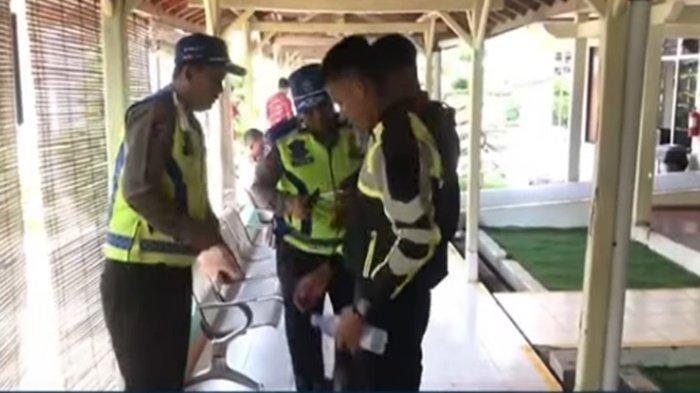 Polisi berada di di RSI Al Ikhlas Taman Pemalang. Dua penumpang selamat dalam kecelakaan maut antara mobil rombongan jurnalis TV One dan truk di jalan tol Pemalang-Batang, Jawa Tengah, Kamis (31/10/2024)