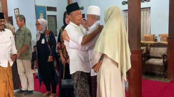 Kediaman pribadi Sugiri Sancoko di Desa Bajang, Kecamatan Balong, Kabupaten Ponorogo pun kebanjiran tamu, Kamis (28/11/2024). ()