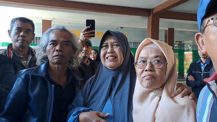 Keluarga dan tetangga mengunjungi PN Kepanjen Malang, Senin (15/7/2024). Mereka memberi dukungan kepada terdakwa kasus perampokan disertai psmbunuhan di Pakis.