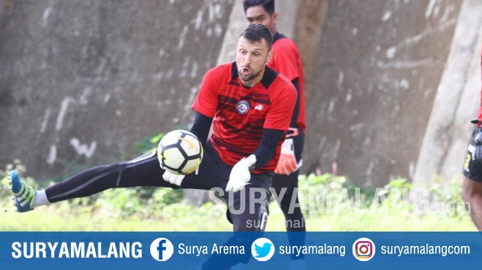 Kiper Arema FC, Srdjan Ostojic dalam latihan Arema FC di Stadion Universitas Muhammadiyah Malang, Selasa (3/7/2018).