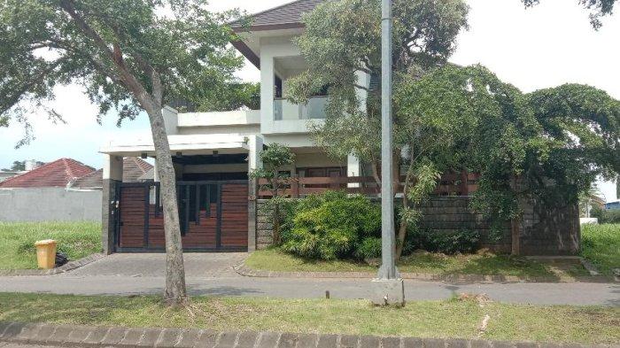 Penampakan rumah dijadikan tempat klinik kecantikan Ria Beauty milik tersangka Ria Agustina di Jalan Graha Kencana Raya No 51, Kecamatan Singosari, Kabupaten Malang, Minggu (8/12/2024).