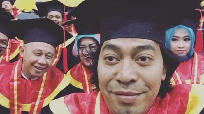 Komeng diwisuda