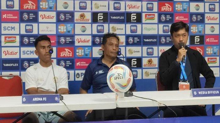 Asisten pelatih Arema FC, Kuncoro (tengah) bersama Hamdi Sula (kiri) saat sesi jumpa pers usai pertandingan Arema FC vs Rans Nusantara, Senin (14/8/2023).