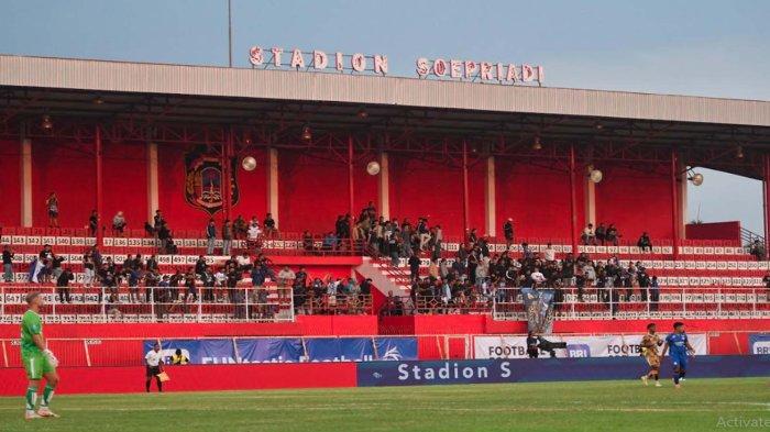 Kondisi lapangan dan tribune stadion Soepriadi, Kota Blitar, Jawa Timur yang digunakan dalam laga Arema FC melawan Dewa United dalam pertandingan Pekan 1 Liga 1 2024/2025 , Senin (12/8/2024).