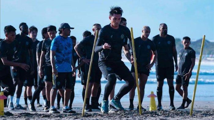 Para pemain Arema FC saat menjalani latihan di pantai kuta Bali pada Senin (15/7/2024).