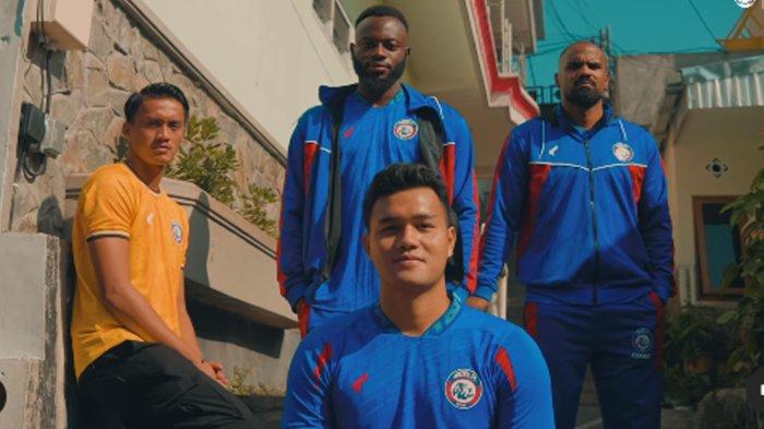 Penmapilan para pemain Arema FC dengan mengenakan jersey home musim 2024/2025 dalam video launching Home Kit , Kamis (8/8/2024)