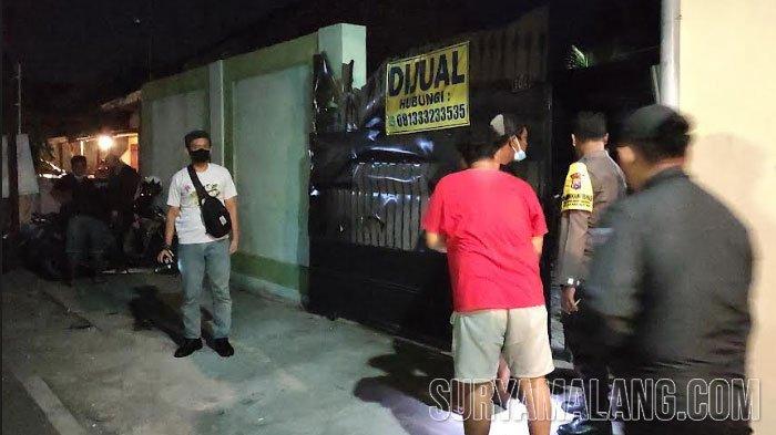 TEMPAT PENITIPAN ANJING - Kondisi pagar rumah yang menjadi lokasi penemuan dua mayat membusuk di Jl Sulawesi, Kota Blitar, Senin (1/1/2024). 