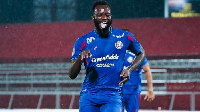 SELEBRASI LOKOLINGOY - Pemain Arema FC Charles Lokolingoy saat melakukan selebrasi usai mencetak gol ke gawang PSS Sleman di pekan 25 Liga 1 2024/2025 kemarin. Di bawah tangan dingin pelatih Ze Gomes Arema FC kini cukup produktif mencetak gol, termasuk Lokolingoy yang makin tajam