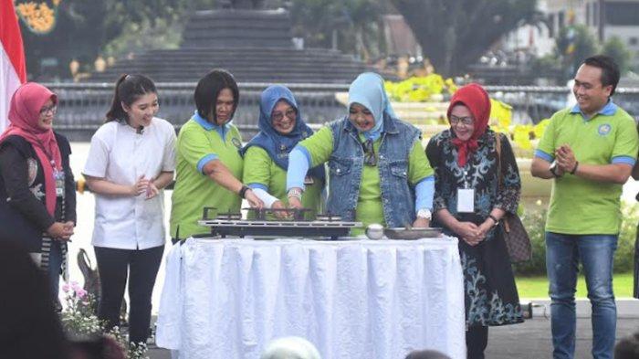 Pj Ketua TP-PKK Kota Malang, Hanik Andriani Wahyu Hidayat (empat dari kanan) berserta para juri menyalakan kompor saat pembukaan Lomba Cipta Rasa Khas Kota Malang Untuk Nusantara dan Dunia di Balai Kota Malang, Rabu (24/4/2024).