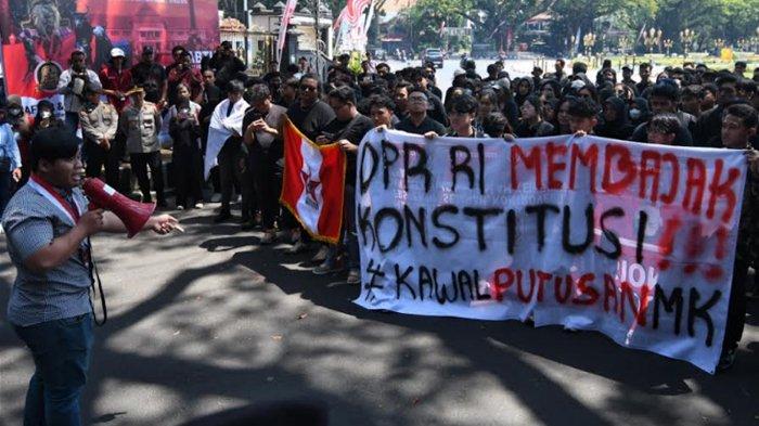 Ratusan mahasiswa Malang tolak revisi UU Pilkada di depan Gedung DPRD Kota Malang, Jawa Timur, Kamis (22/8/2024). Mereka menganggap revisi UU Pilkada sebagai ancaman terhadap demokrasi. Demo tersebut juga bagian dari gerakan 'peringatan darurat Indonesia' yang viral di media sosial setelah DPR mengabaikan putusan MK.