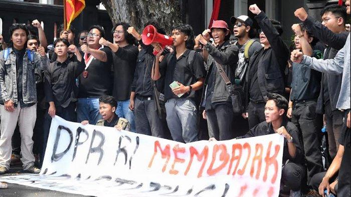 Massa mahasiswa Malang tolak revisi UU Pilkada di depan Gedung DPRD Kota Malang, Jawa Timur, Kamis (22/8/2024). Mereka menganggap revisi UU Pilkada sebagai ancaman terhadap demokrasi. Demo tersebut juga bagian dari gerakan 'peringatan darurat Indonesia' yang viral di media sosial setelah DPR bermanuver mengabaikan putusan MK.