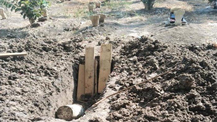 Makam yang dibongkar oleh maling tali pocong di Dusun Krajan, Desa Plampangan, Kecamatan Cluring, Banyuwangi, Sabtu (29/6/2024).