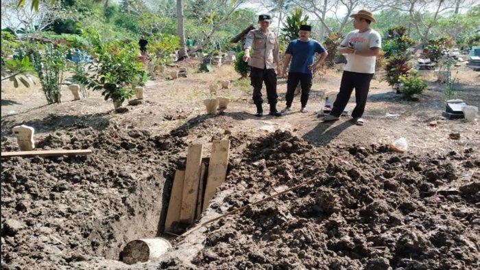 Makam yang dibongkar oleh maling tali pocong di Dusun Krajan, Desa Plampangan, Kecamatan Cluring, Banyuwangi, Sabtu (29/6/2024).
