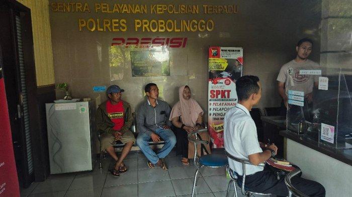 MINTA PERLINDUNGAN - Asma (48) warga Desa Sumber Duren, Kecamatan Krucil, Kabupaten Probolinggo, Jawa Timur saat mendatangi SPKT Polres Probolinggo, Kamis (29/5/2025) bersama anak, menantu dan kuasa hukumnya. Ia minta perlindungan setelah rumahnya dilempar bondet karena dituduh punya ilmu santet.