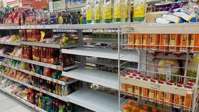 Stok minyak goreng di minimarket di Lumajang habis karena diburu pembeli.